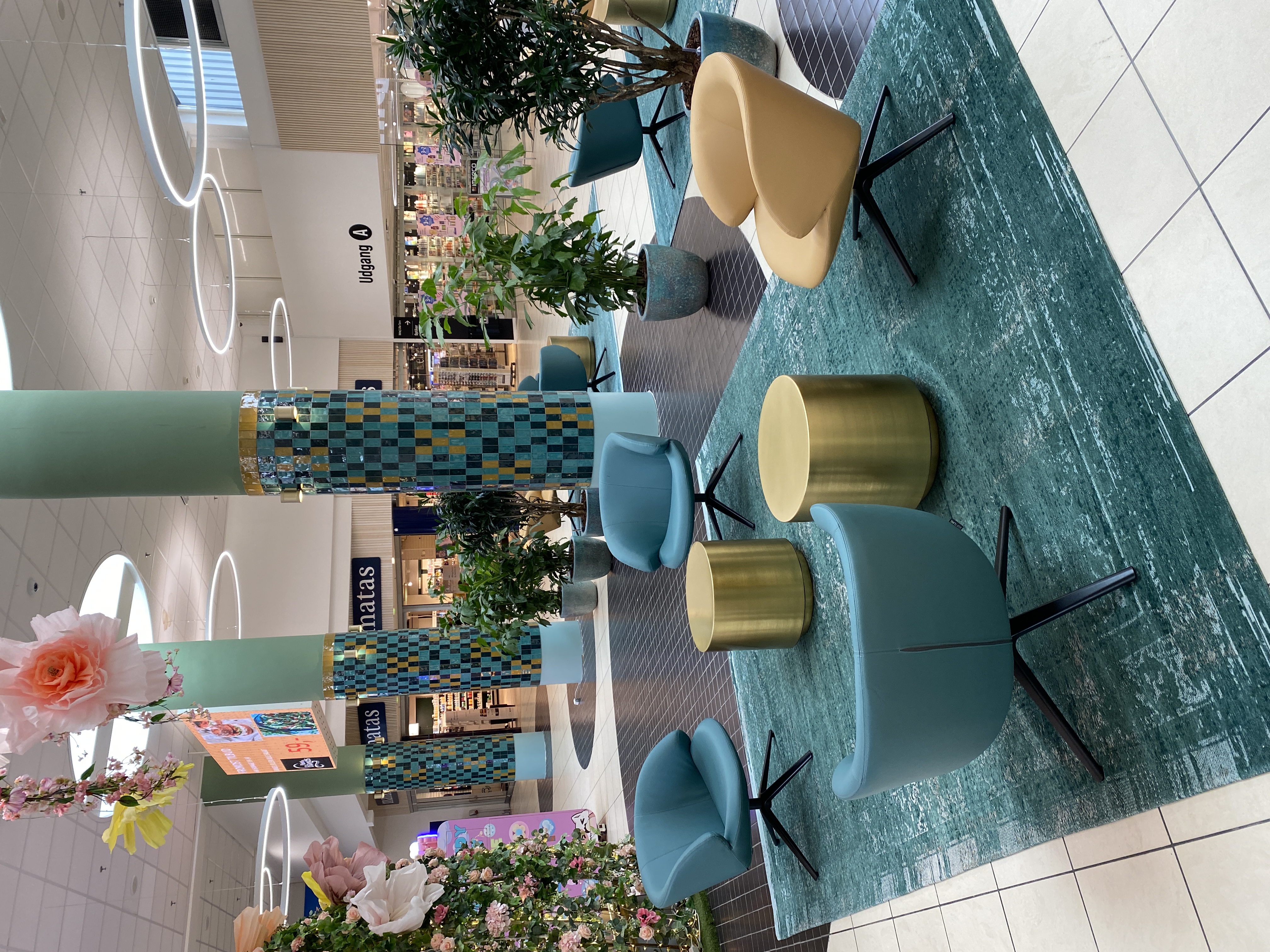 Loungeområde på Lille Torv i Ishøj Bymidte med bløde møbler og hyggelig stemning